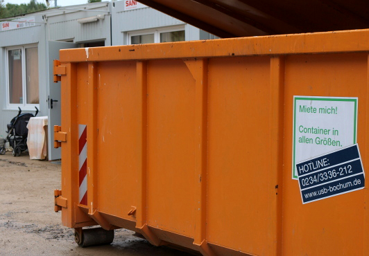 The sign on this orange container in the Lager reads “containers in all sizes” – they seem to have taken this literally. And containers for everything, one might add, for garbage, people…